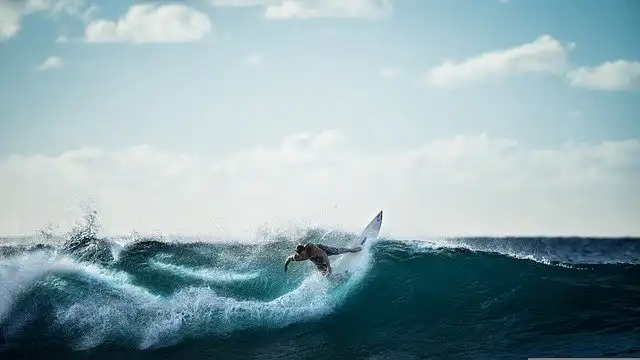 maldives surfing Wave Cokes