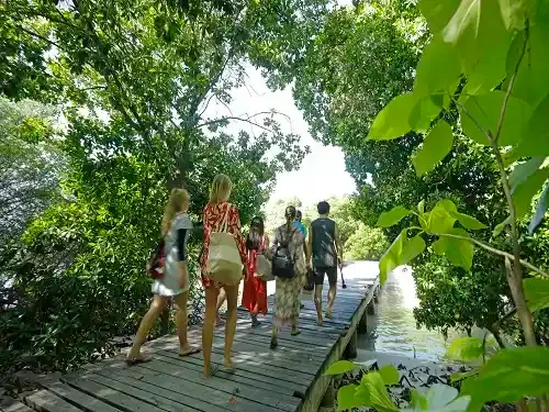 Fulhadhoo beach in Maldives