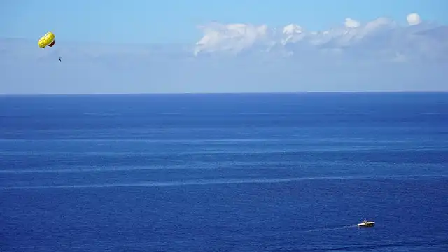 Parasailing über den Indischen Ozean