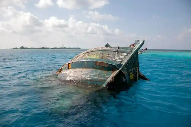 vaavu shipwreck snorkeling - Maldives activities