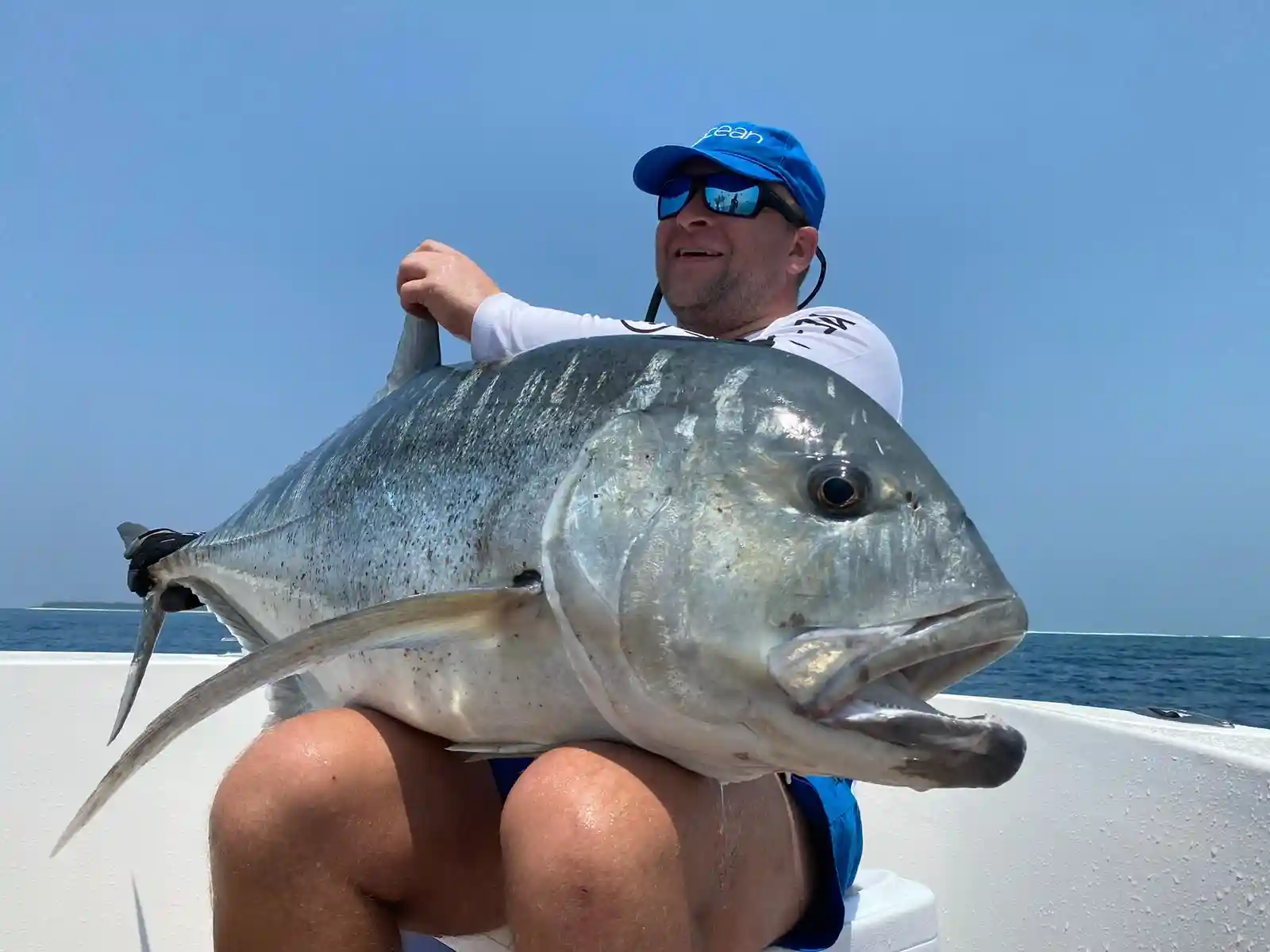 Beim Angeln auf den Malediven gefangener Trevally